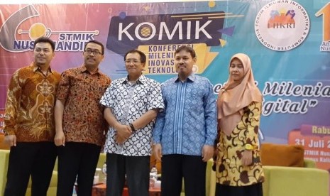 Foto jajaran penanggung jawab acara dengan Prof Teddy Mantoro (tengah) seusai kegiatan KOMIK.