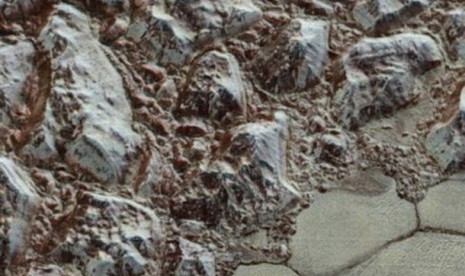  Foto jarak dekat dari permukaan Pluto yang diambil dari pesawat ruang angkasa ‘New Horizons’