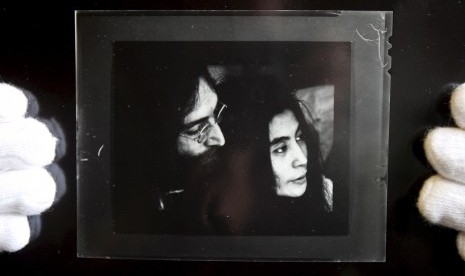 Foto John Lennon dan Yoko Ono