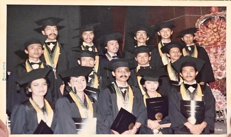 Foto Jokowi saat wisuda setelah menyelesaikan kuliah di Fakultas Kehutanan, UGM Yogyakarta.