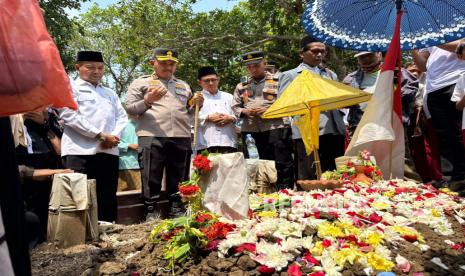 Foto Kapolres Subang AKBP Ariek Indra Sentanu menghadiri pemakaman siswa SD yang meninggal dunia diduga akibat mengalami perundungan, Selasa (26/11/2024). 