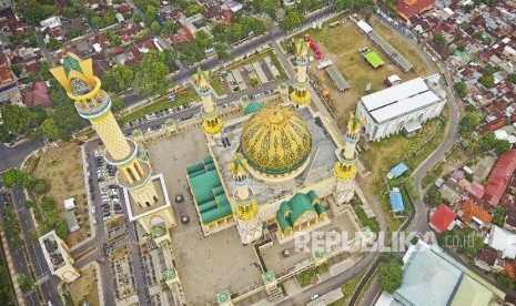 Foto kawasan Masjid Hubbul Wathan Islamic Center NTB dengan menara 99 Asma'ul Husna atau minaret masjid setinggi 99 meter di Mataram, Ahad (4/6).