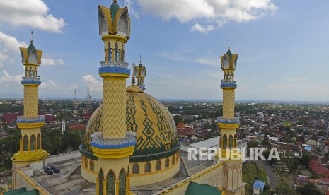 Foto kawasan Masjid Hubbul Wathan Islamic Center NTB dengan menara 99 Asma'ul Husna atau minaret masjid setinggi 99 meter di Mataram, Ahad (4/6).