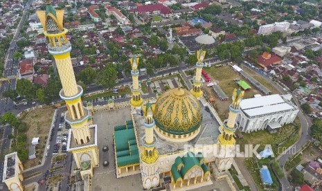 Foto kawasan Masjid Hubbul Wathan Islamic Center NTB dengan menara 99 Asma'ul Husna atau minaret masjid setinggi 99 meter di Mataram, Ahad (4/6).