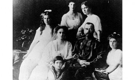 Foto keluarga Tsar Nicholas II sebelum mereka dibunuh oleh Bolshevik