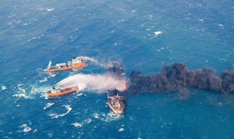 Foto Kementerian Transportasi Cina menunjukkan kapal pemadam kebakaran memadamkan kapal tanker Iran Sanchi di Laut Cina Timur, 10 Januari 2018.