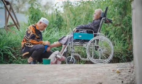 Foto kenangan Gubernur Sumatra Barat Mahyeldi dengan almarhum ayahnya, Mardanis ST Tanameh.