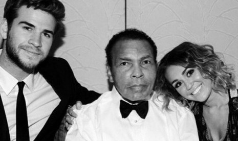 Foto kenangan Miley Cyrus bersama Muhammad Ali dan Liam Hemsworth.