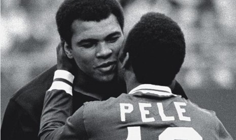 Foto kenangan Muhammad Ali dan Pele