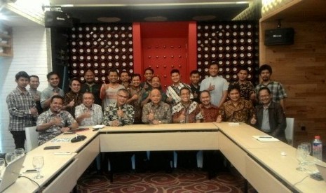 Foto kenangan Prof Furqon (duduk, keempat dari kiri) bersama dengan para pengurus Indonesia Bermutu pada rapat kerja bulan Februari 2017.