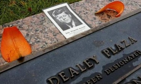 Foto Kennedy, diletakkan di ruang publik di Dallas, Amerika Serikat, sehari sebelum peringatan 50 tahun kematiannya.