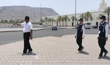 Foto: Kepala Sektor Bir Ali Aruji Maswatu (baju putih) sedang memantau lokasi miqat jamaah haji di Bir Ali, Madinah, Arab Saudi, Sabtu (11/6). Jamaah haji Indonesia dijadwalkan untuk memulai ihram di Bir Ali, Ahad (12/6), untuk melaksanakan ibadah umrah di Masjidil Haram, Makkah.  