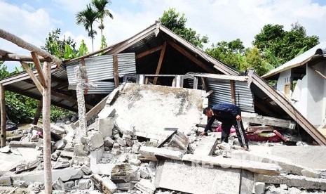 Foto kerusakan bangunan akibat gempa bumi di Desa Sajang, Lombok Timur, NTB, Senin (30/7). Gempa bumi berkekuatan 6,4 pada skala richter Minggu (29/7) kemarin telah mengakibatkan korban 15 orang meninggal dunia, 162 orang luka-luka serta ratusan rumah rusak. 