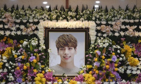 Foto Kim Jonghyun diletakkan di rumah sakit tempat jenazahnya disemayamkan sebelum dimakamkan.