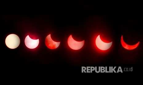 Foto kolase gerhana matahari cincin parsial atau sebagian terlihat di Lapangan Sinapeul, Desa Gudangkahuripan, Lembang, Kabupaten Bandung Barat, Kamis (26/12).