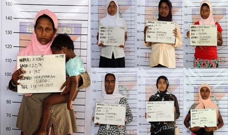 Foto kolase warga etnis Rohingya yang sedang didata petugas Indonesian Automatic Fingerprints Identification System (INAFIS) Polda Aceh di tempat penampungan sementara Kuala Langsa, Aceh, Senin (18/5).