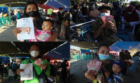 Foto kolase warga menunjukkan uang Bantuan Sosial Tunai (BST) yang diperolehnya di Surabaya, Jawa Timur, Ahad (25/7/2021). Kantor Pos Surabaya menyalurkan BST program pemerintah tersebut kepada 172. 870 Keluarga Penerima Manfaat (KPM) di Surabaya yang dilakukan secara bertahap. 