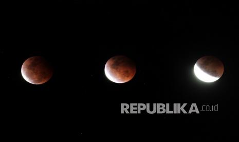 Foto kombinasi fase gerhana bulan total terlihat di kawasan pesisir pantai utara Indramayu, Jawa Barat, Rabu (27/5/2021). Gerhana bulan total tersebut terjadi selama sepuluh menit mulai dari pukul 18.18 hingga 18.28 WIB. 