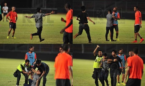 Foto kombo seorang fans klub sepakbola Italia Juventus memasuki lapangan saat para pemain Juventus berlatih menjelang tur Juventus ke Asia-Pasific di Stadion Gelora Bung Karno, Selasa (5/8) malam. Juventus akan melawan ISL All Stars dalam laga persahabatan