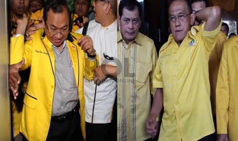 Foto kombo Wakil Ketua Umum Partai Golkar versi munas Jakarta Priyo Budi Santoso (foto kiri) dan Ketua Umum Partai Golkar versi munas Bali (foto kanan) saat akan menyerahkan hasil Munas ke Kemenkumham, Jakarta, senin (8/12).