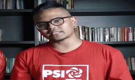 Foto komedian Coki Perdede mengenakan kaus Partai Solidaritas Indonesia (PSI) viral di media sosial.