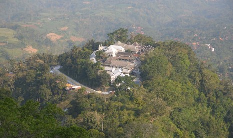 Taktik Dakwah Damai Wali Songo. Foto kompleks Makam Sunan Muria, salah satu Wali Songo yang merupakan penyebar agama Islam di Pulau Jawa, terlihat dari lereng Gunung Muria Kudus, Jawa Tengah. 