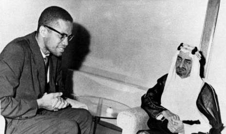 Malcolm X Diberi Petunjuk Saat Pergi Haji. Foto langka Malcolm X bersama Putra Mahkota Pangeran Arab Saudi Faisal Al-Saud di Jeddah pada April, 1964.