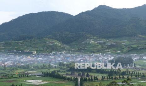 Foto lanskap kawasan dataran tinggi Dieng di foto dari kawasan museum Kailasa, Dieng Kulon, Batur, Banjarnegara, Jawa Tengah  Ahad (13/3/2022). Pihak terkait menyatakan kawasan dataran tinggi Dieng aman untuk kunjungan wisata dan warga dipersilahkan beraktivitas seperti biasa usai kecelakaan kerja di PLTP setempat. 