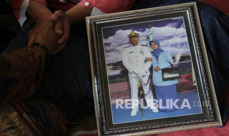 Foto Letda (P) Munawir bersama istri terpasang di kediamannya, kawasan Keputih, Surabaya, Jawa Timur, Senin (26/4/2021). Letda (P) Munawir gugur dalam musibah tenggelamnya KRI Nanggala-402 di perairan utara Bali. Seorang pria di Medan melakukan penghinaan terhadap istri awak KRI Nanggala. Pria tersebut sudah ditahan dan ditetapkan sebagai tersangka.