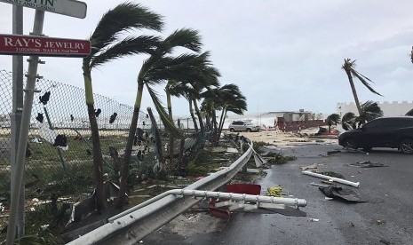  Foto menunjukkan dampak Badai Irma di St Martin, Kamis (7/9). Badai ini sudah mengakibatkan ribuan orang kehilangan tempat tinggal karena hancur akibat badai.