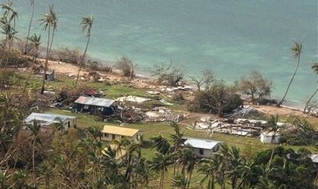 Foto menunjukkan puing berserakan di sekitar bangunan rusak di desa Susui, Fiji setelah Topan Winston menerjang, Ahad, 21 Februari 2016.