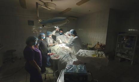 Foto momen ketika lampu di sebuah rumah sakit padam saat dokter oleh Duda melakukan operasi yang rumit dan berbahaya pada pasien yang berdarah di rumah sakit di kota barat Lviv, Ukraina, Selasa, 15 November 2022. Serangan dahsyat Rusia pada jaringan listrik Ukraina telah membebani dan mengganggu sistem perawatan kesehatan negara itu, yang telah dirusak oleh korupsi selama bertahun-tahun, salah urus, pandemi COVID-19, dan perang sembilan bulan.