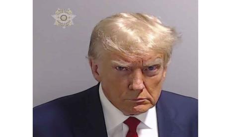 Foto Mugshot Donald Trump. Mugshot adalah foto yang diambil oleh kepolisian untuk tersangka kriminal.