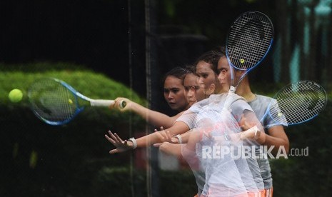 Foto multi eksposure petenis putri Indonesia Beatrice Gumulya melakukan latihan di Jakarta, Rabu (23/5).