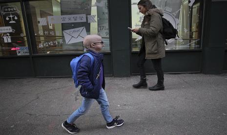  Foto pada Februari 2019 memperlihatkan Meghan Waldron berjalan di Boston, AS. Waldron merupakan salah satu mahasiswa Emerson College yang mengidap progeria, salah satu penyakit langka. 