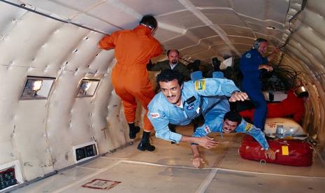 Seven Days in Space, Cerita Puasa Ramadhan di Ruang Angkasa. Foto Pangeran Arab Saudi Sultan bin Salman yang bertugas sebagi astronaut di pesawat Discovery pada 1985.