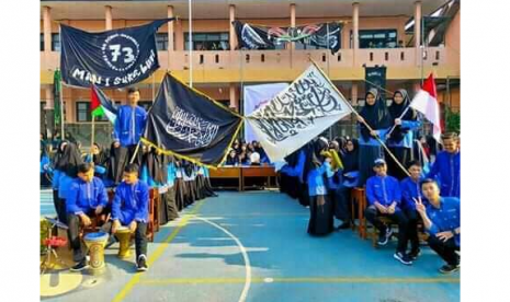 Foto para siswa-siswi mengibarkan bendera yang lantas menjadi viral di media sosial