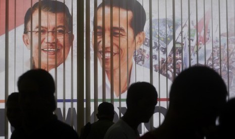 Foto pasangan capres cawapres Joko Widodo - Jusuf Kalla terpampang di jendela gedung kantor DPP PKB, Jakarta Pusat, saat acara 