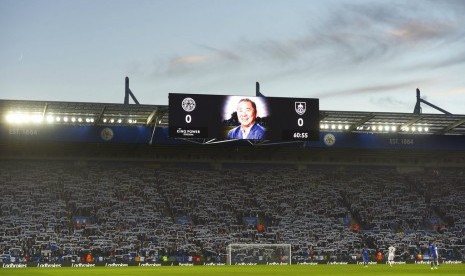 Foto pemilik Leicester City yang meninggal karena kecelakaan helikopter, Vichai Srivaddhanaprabha, terpampang di layar lebar  Stadion King Power saat laga Leicester City vs Burnley, Sabtu (10/11).