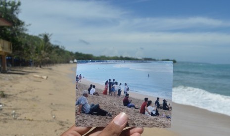 Foto perbandingan suasana Pantai Kuta saat dipadati wisatawan dan kondisi Pantai Kuta yang lengang tanpa aktivitas wisatawan saat Hari Raya Nyepi di Kuta, Bali, Selasa (28/3). 