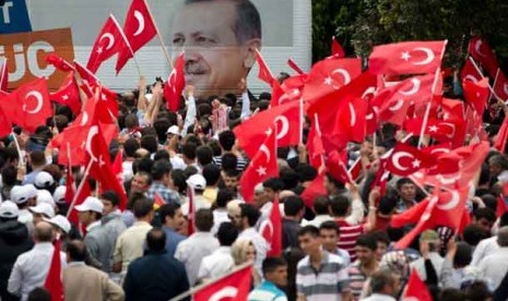  Foto Perdana Menteri Turki Recep Tayyip Erdogan tampak ditengah massa saat mereka menunggu kedatangannya di Ankara, Turki, Ahad (9/6). 