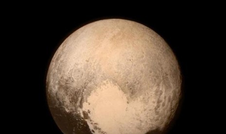 Foto permukaan Pluto yang tampak seperti bekas robekan.