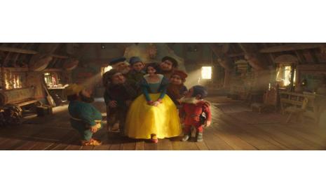 Foto pertama film Snow White. Beberapa kontroversi muncul seiring penggaran film Snow White. Akibat banyaknya pro dan kontra itu, film ini diundur penayangannya hingga 1 tahun.