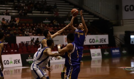 Foto pertandingan SM Pertamina vs Bogor Siliwangi, dalam laga yang digelar, Kamis (18/10) di Sritex Arena Solo, SM Pertamina menang telak 95-56