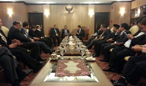 Hamas envoy Abu Umar Muhammad meets with a number of lawmakers in Senayan, Jakarta, on Nov 28, 2014.