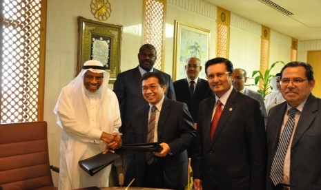 Presiden IDB Ahmad  Mohamad Ali, Ketua OJK Muliaman D Hadad, anggota DPR dr Partai Golkar Fadel Muhammad, dan Dirjen Islamic Research and Training Institute M Azmi Omar.