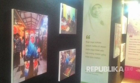 Foto profil penerima Tokoh Perubahan Republika terpampang di Ballroom Djakarta Theatre, Selasa (25/4). 