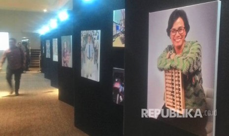 Foto profil penerima Tokoh Perubahan Republika terpampang di Ballroom Djakarta Theatre, Selasa (25/4). 