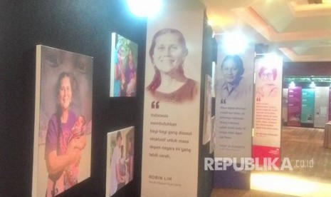 Foto profil penerima Tokoh Perubahan Republika terpampang di Ballroom Djakarta Theatre, Selasa (25/4). 