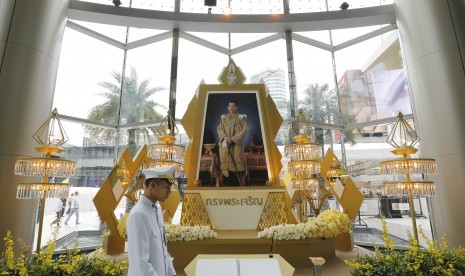 Foto Raja Thailand  Maha Vajiralongkorn Bodindradebayavarangkun dipajang di salah satu pusat perbelanjaan di Bangkok. 